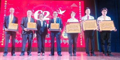台上致词台下高谈阔论   黄雅兰：不合乎礼要改