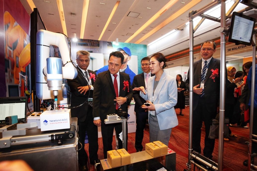 逾200商家参与博览会 数千业者观展交流