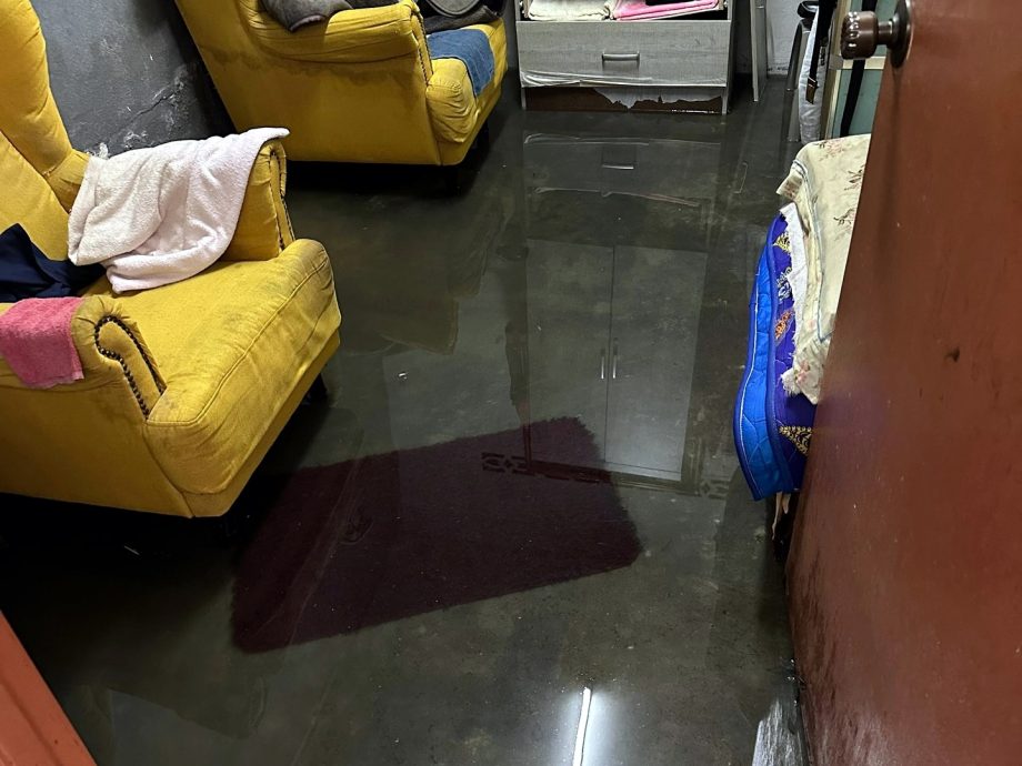 (大北马)大雨独居老人家积水 林秀琴服务团队施援