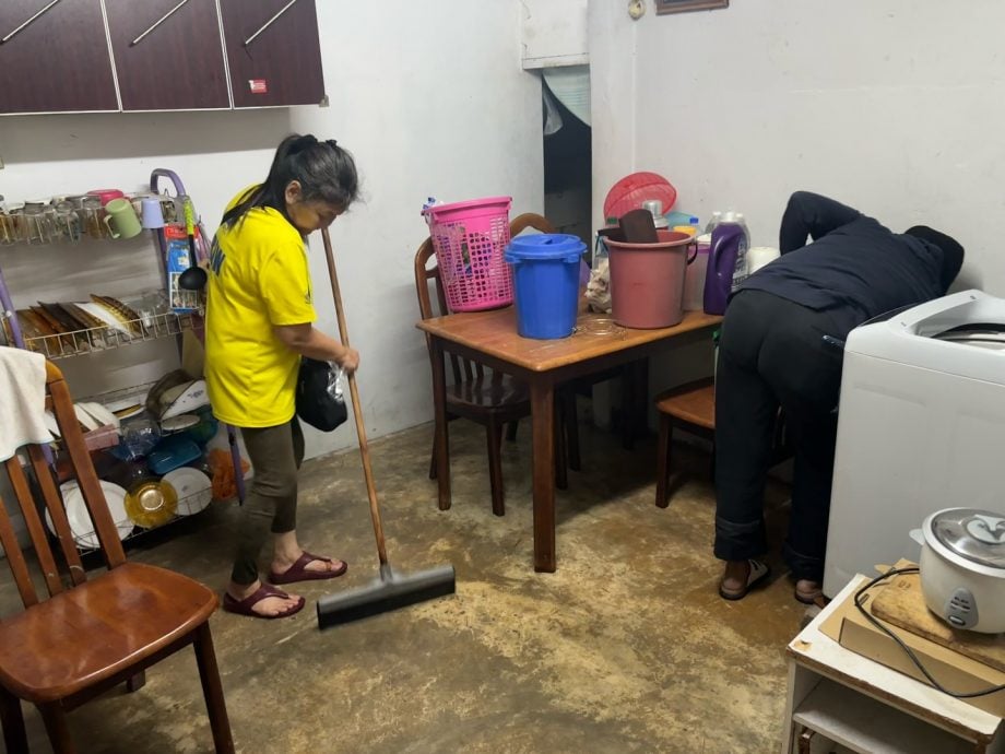 (大北马)大雨独居老人家积水 林秀琴服务团队施援