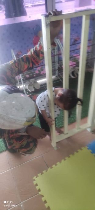 （大北马）女童头部卡在缝隙