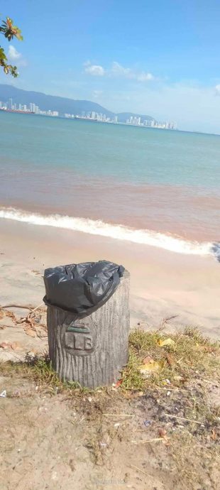 （大北马）峇眼亚占休息站一带的海滩出现垃圾随意乱弃的现象，引民不满。