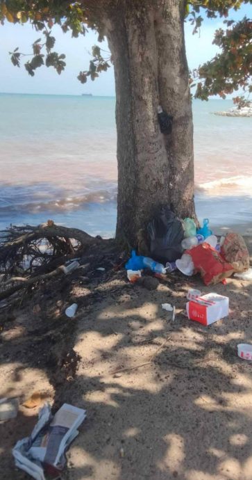 （大北马）峇眼亚占休息站一带的海滩出现垃圾随意乱弃的现象，引民不满。