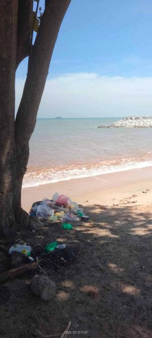 （大北马）峇眼亚占休息站一带的海滩出现垃圾随意乱弃的现象，引民不满。