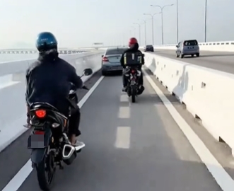 （大北马）忘了今天驾车？ 汽车驶入摩托车道