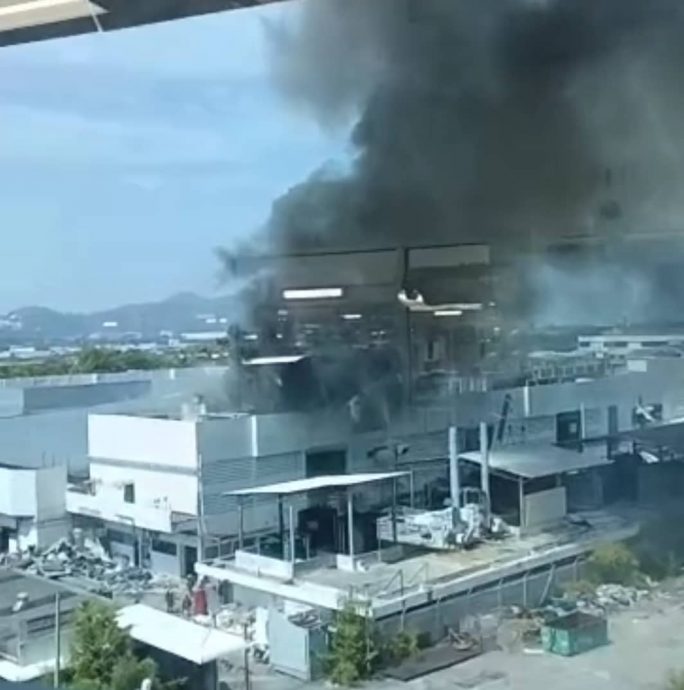 （大北马）拆除中的工厂建筑失火 没人员伤亡