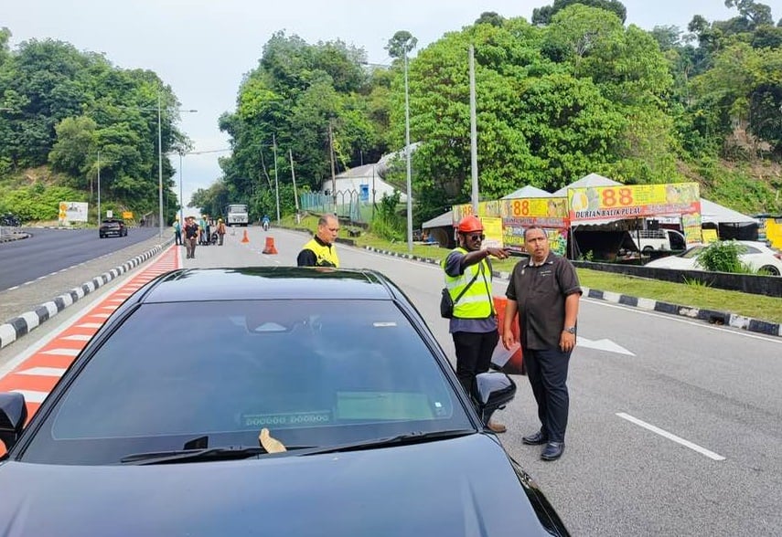 （大北马）摩托骑士误闯施工路段翻车受伤，承包商工友喊冤：我们有放水马！