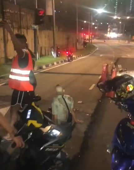 （大北马）摩托骑士误闯施工路段翻车受伤，承包商工友喊冤：我们有放水马！