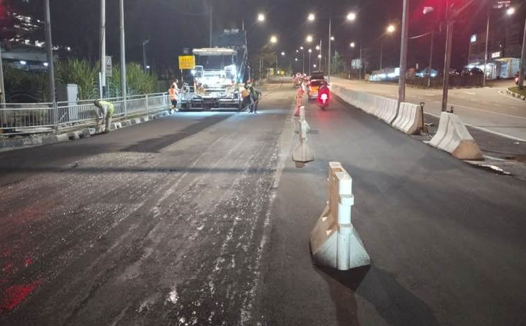 （大北马）摩托骑士误闯施工路段翻车受伤，承包商工友喊冤：我们有放水马！