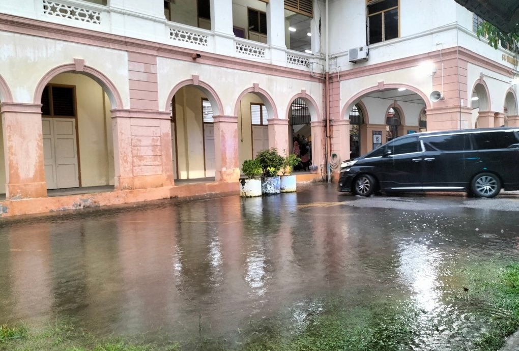 (大北马)校内积水导致女记者踩空跌水沟 市厅加大水沟排水量阻雨水倒灌