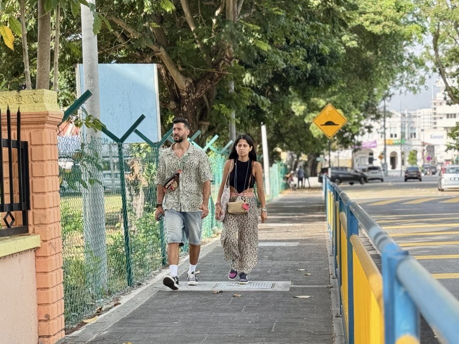 (大北马)校内积水导致女记者踩空跌水沟 市厅加大水沟排水量阻雨水倒灌