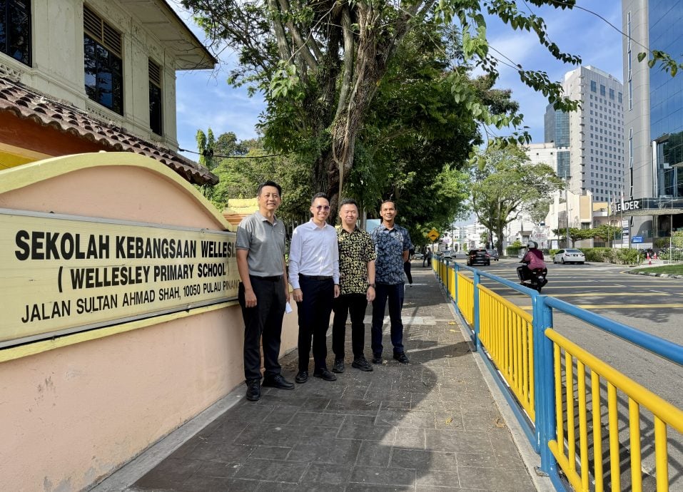 (大北马)校内积水导致女记者踩空跌水沟 市厅加大水沟排水量阻雨水倒灌