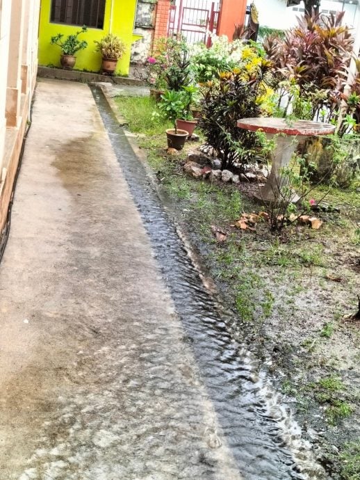 (大北马)校内积水导致女记者踩空跌水沟 市厅加大水沟排水量阻雨水倒灌