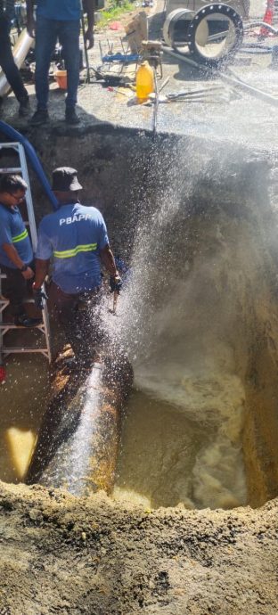  （大北马）水池路修水管突发断水 居民措手不及 排队等水