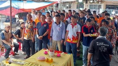 消防车开路 数百村民相送   永别了，王瑞美大队长