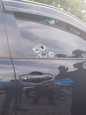 （大北马）男子躲避枪击将座椅放平逃过一劫