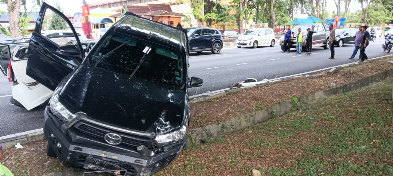 皮卡车失控引发6连环车祸所幸没有造成人命伤亡