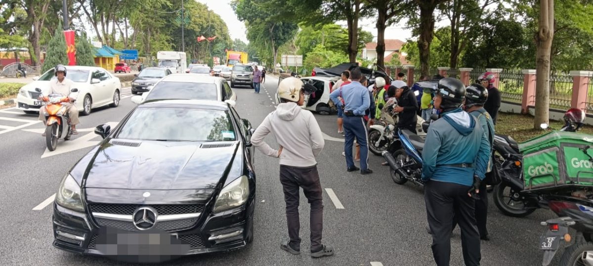 皮卡车失控引发6连环车祸所幸没有造成人命伤亡