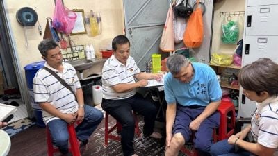 失明夫妇悲歌唱不完   陷困还要照顾94岁老父