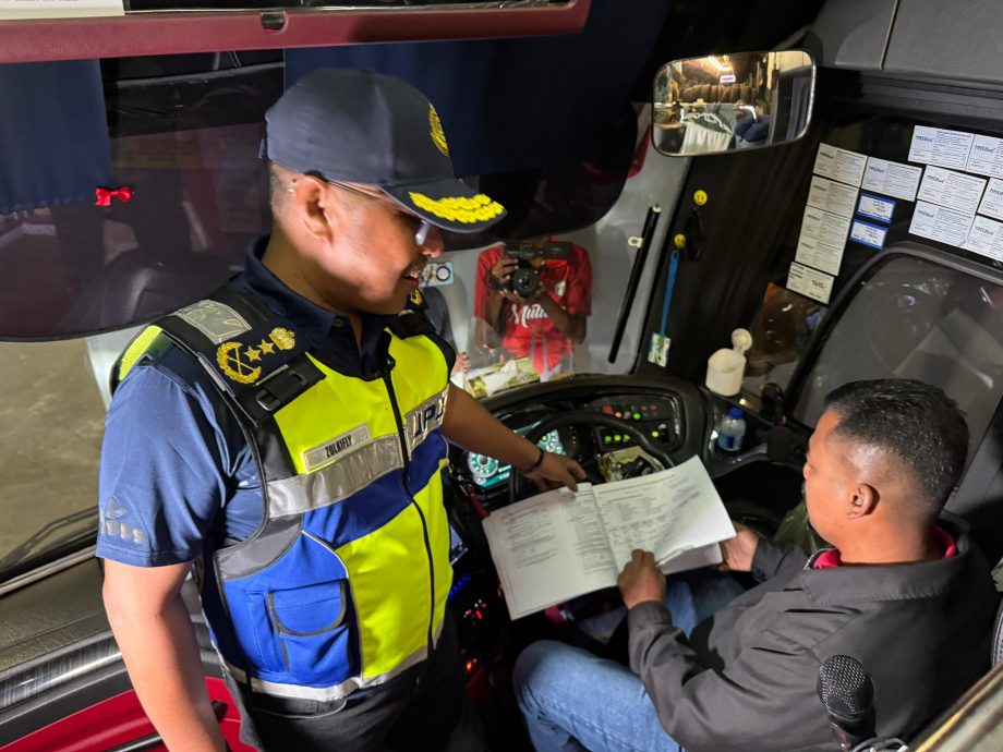 （大北马）行程中没系安全带，一巴长司机被开出300令吉罚单。