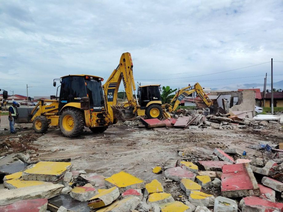 （大北马）路边摊小贩在马路保留地非法搭建大型摊位遭拆除