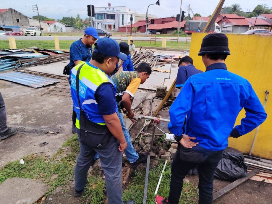 （大北马）路边摊小贩在马路保留地非法搭建大型摊位遭拆除