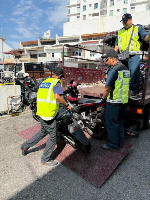 （大北马）霸占后巷非法停放待修摩托，19摩托遭市政厅充公