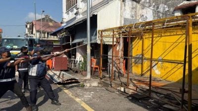 槟岛市政厅取缔  店面设在人行道 拆！