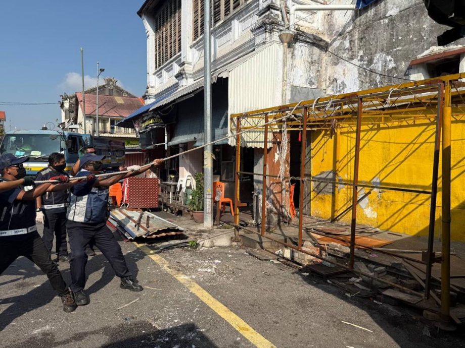（大北马）非法店面设行人道 市政厅拆除