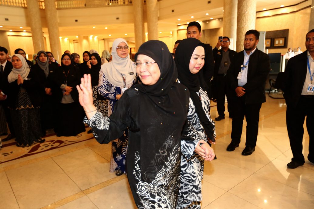 （已上网，请取代）东姑麦润：虽没被延任，但也没遗憾  6个月与6年相比，显得微不足道