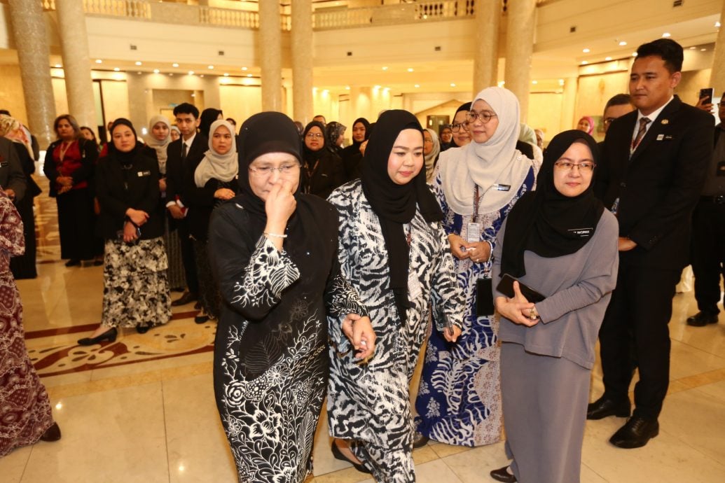 （已上网，请取代）东姑麦润：虽没被延任，但也没遗憾  6个月与6年相比，显得微不足道