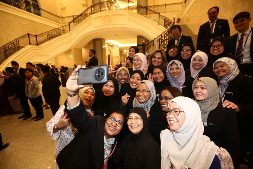 （已上网，请取代）东姑麦润：虽没被延任，但也没遗憾  6个月与6年相比，显得微不足道