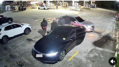4蒙面汉砸车窗   现场疑传出枪声
