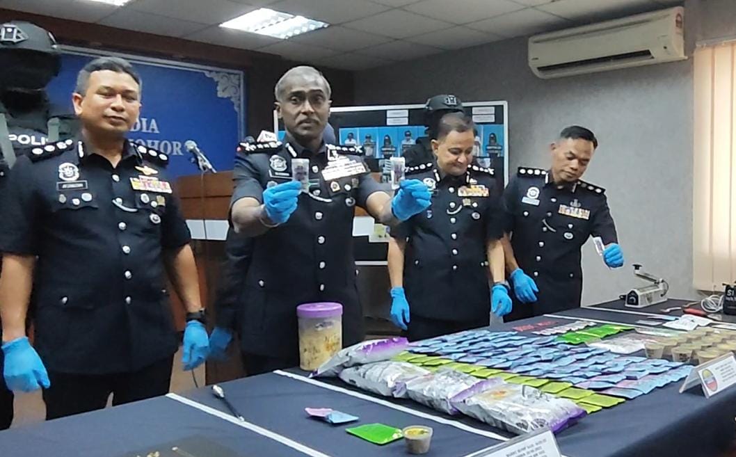 （已签发）全国：公寓变卡拉OK房供毒   柔警捕9人起逾172万令吉毒品