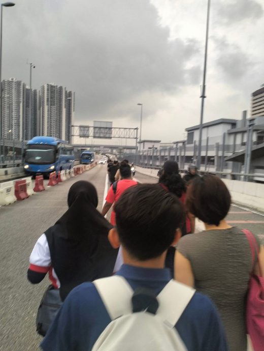 （已签发）全国：巴士司机罢工 大量越堤族困关卡上班迟到