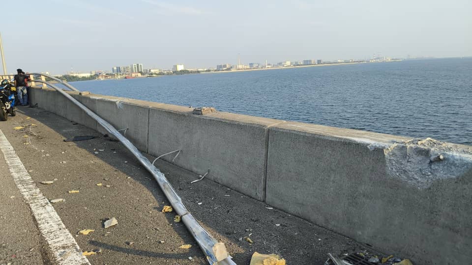 （已签发）全国：马新第二通道跨海大桥车祸   载丙二醇化学品货柜掉入海中