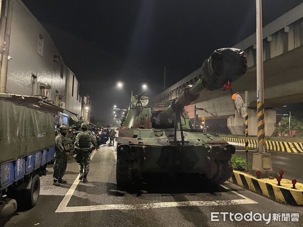 （已签发）军方装甲车撞上4辆民车 军方：将加强夜间行驶管控