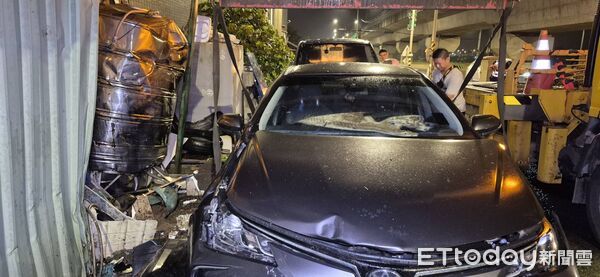 （已签发）军方装甲车撞上4辆民车 军方：将加强夜间行驶管控