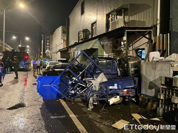 （已签发）军方装甲车撞上4辆民车 军方：将加强夜间行驶管控