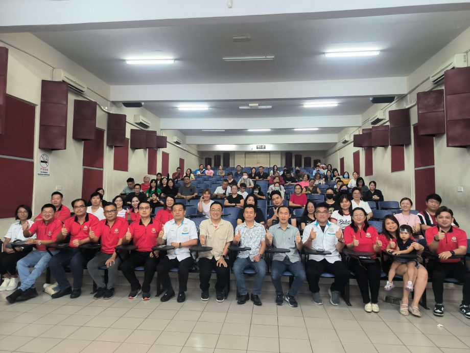 220学生与家长齐上课 探讨AI时代教养与网络安全