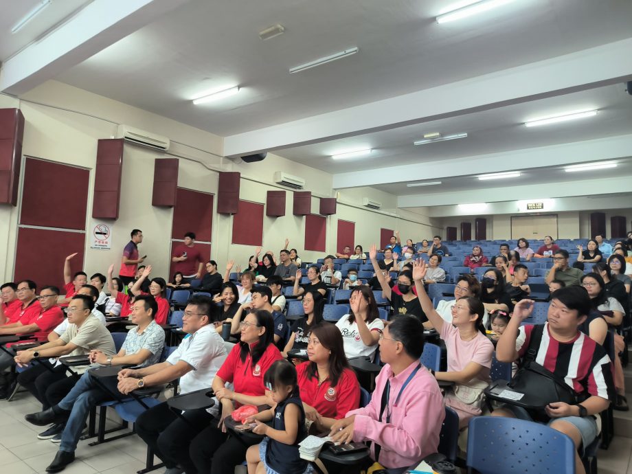 220学生与家长齐上课 探讨AI时代教养与网络安全