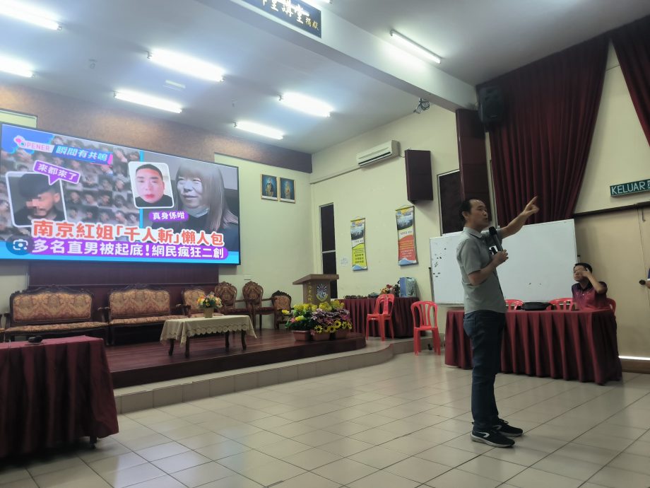 220学生与家长齐上课 探讨AI时代教养与网络安全