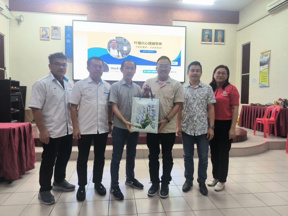 220学生与家长齐上课 探讨AI时代教养与网络安全