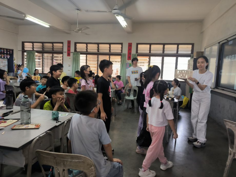 220学生与家长齐上课 探讨AI时代教养与网络安全