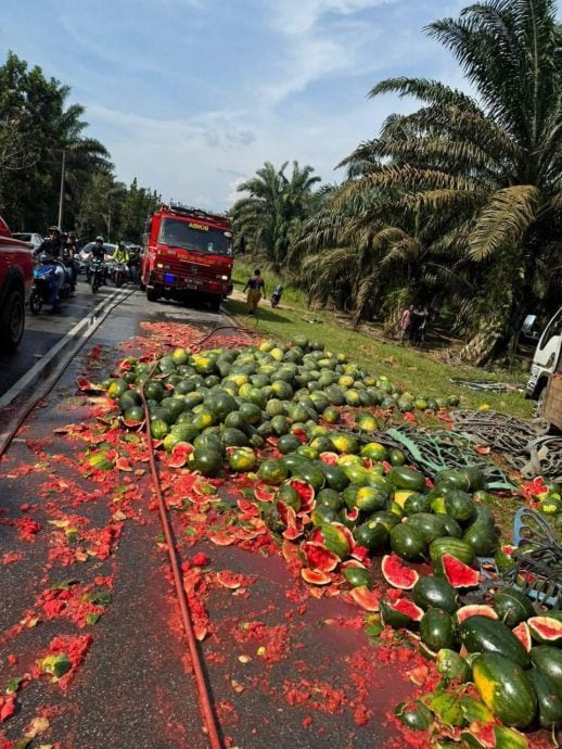 (已签发)柔:加亨2汽车1罗里连环撞 西瓜碎满地1人伤