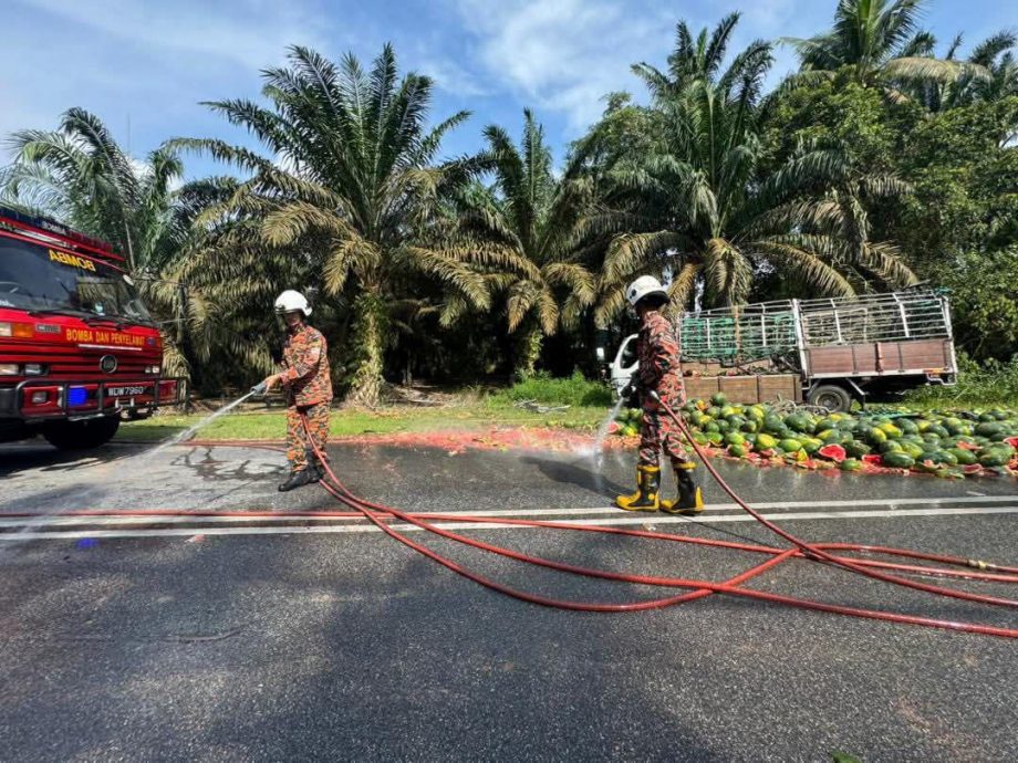 (已签发)柔:加亨2汽车1罗里连环撞 西瓜碎满地1人伤