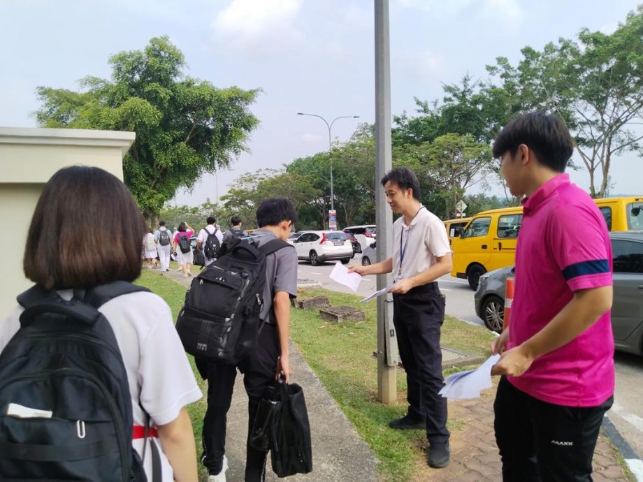 (已签发)柔:古宽三重停车家长 注意警方开罚