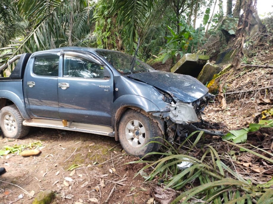 （已签发）柔：四驱车疑失控打滑   飞坠油棕园酿1死1伤