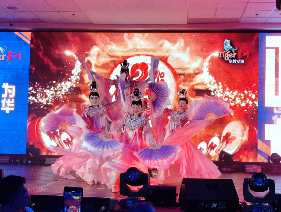 (已签发)柔:**封底**本报活动:益民学校“Tiger星洲华教义演” 筹款桌席突破“双80”目标