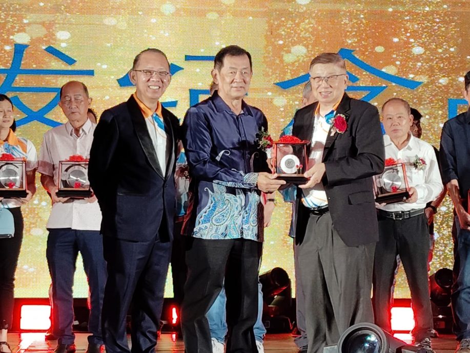 (已签发)柔:**封底**本报活动:益民学校“Tiger星洲华教义演” 筹款桌席突破“双80”目标